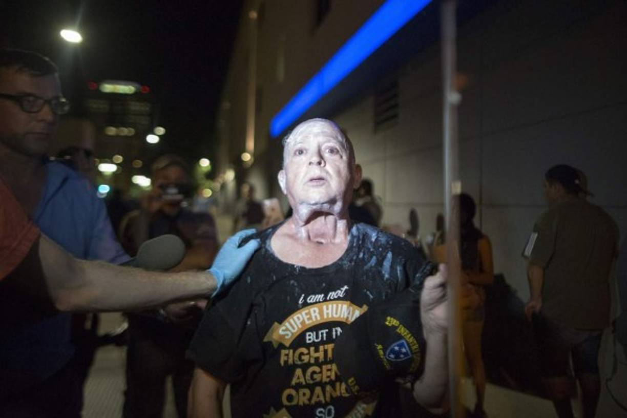 Un manifestante resultó afectado por los gases lacrimógenos lanzados por la policía.