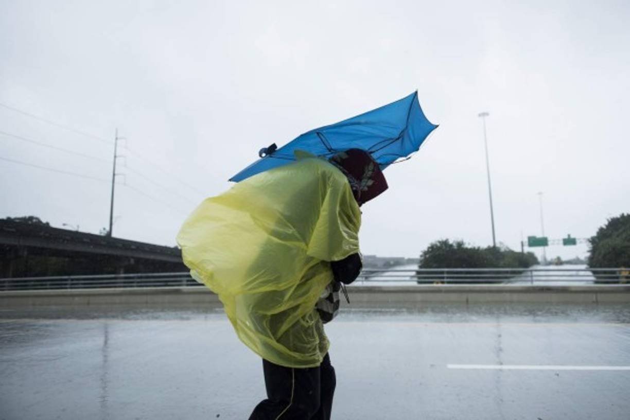 'Es una locura ver cómo las calles por las que manejas todos los días están completamente bajo el agua', contó John Travis, un residente de la ciudad.