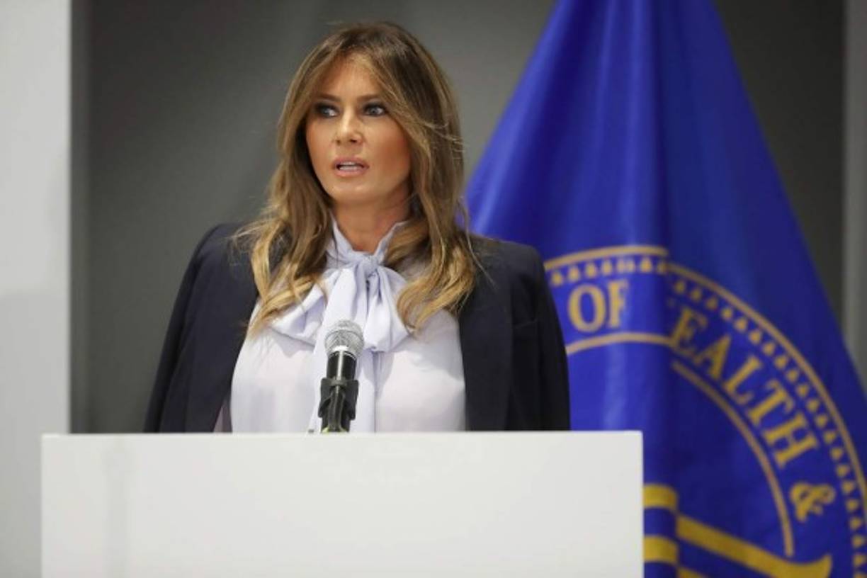 La Primera Dama de Estados Unidos, Melania Trump, retomó sus actividades públicas este lunes, criticando a Donald Trump, aunque sin mencionarlo, por sus constantes insultos y arremetidas en redes sociales.