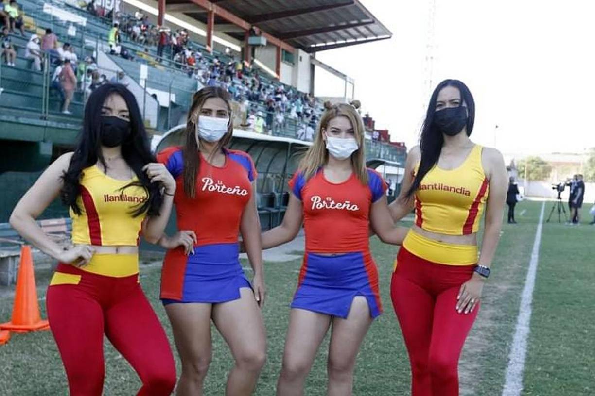 En el estadio Excélsior ellas robaron muchas miradas en la cancha.