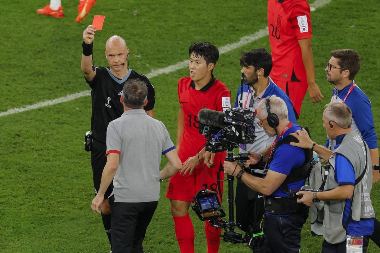  Paulo Bento recibió la tarjeta roja al finalizar el partido por los fuertes reclamos al referí.