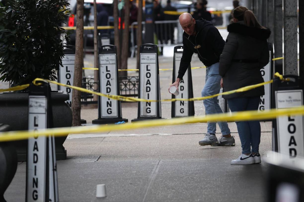 La jefa de la Policía, Jessica Tisch, dijo que se ha establecido el primer vínculo forense entre el asesinato del ejecutivo Brian Thompson y el sospechoso detenido en Pensilvania. “Primero, obtuvimos el arma en cuestión desde Pensilvania. Ahora está en el laboratorio criminalístico de la NYPD (Policía). Hemos podido vincular esa arma a los tres casquillos que encontramos en Midtown (Manhattan) en la escena del homicidio”, declaró Tisch.