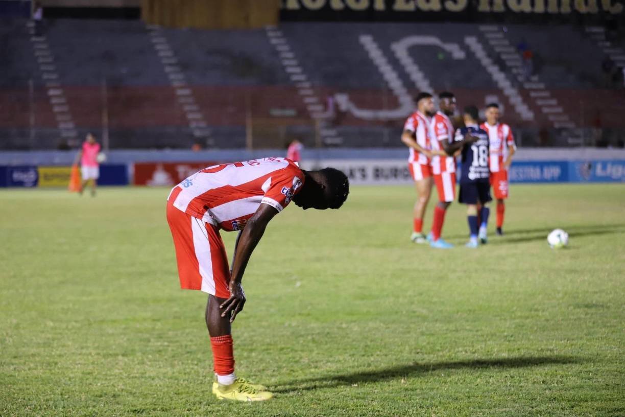 Los jugadores del Vida lamentaron la derrota ya que se han quedado con pocas opciones de jugar liguilla.