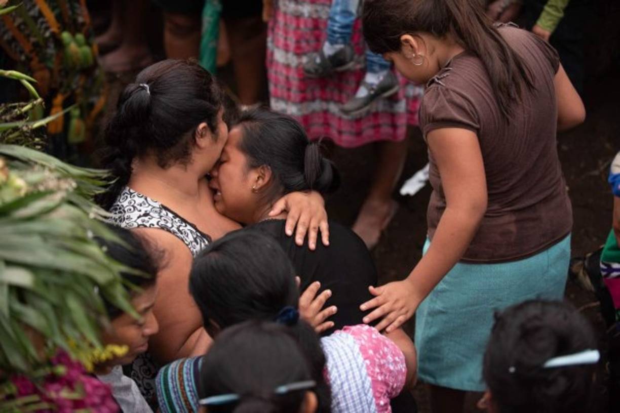 Una vez más, Guatemala debió suspender este jueves los operativos de rescate en la zona caliente y devastada por la erupción del volcán de Fuego.
