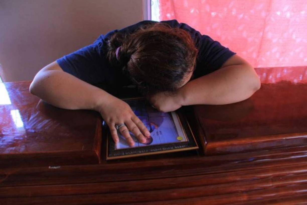 En medio del pesar y la trsiteza por la tragedia, familiares y amigos realizaron en la tarde del viernes la velación de los cuerpos de Jennifer Gavarrete López (10) y Carlos Daniel Aguilera Aguilar (7) quienes murieron ahogados cuando buscaban el mal llamado 'sueño americano'. Los cuerpos llegaron a Honduras en horas de la mañana. Los restos de Jennifer Gavarrete fueron repatriados vía terrestre por la frontera de Corinto y llevados a Omoa Cortés. La madre de Jennifer, Olga Marina López, llegó el pasado viernes, procedente de México, con el alma destruida después de perder a su hija el pasado miércoles 20 de julio cuando intentaban cruzar en una balsa la frontera entre Guatemala y México.