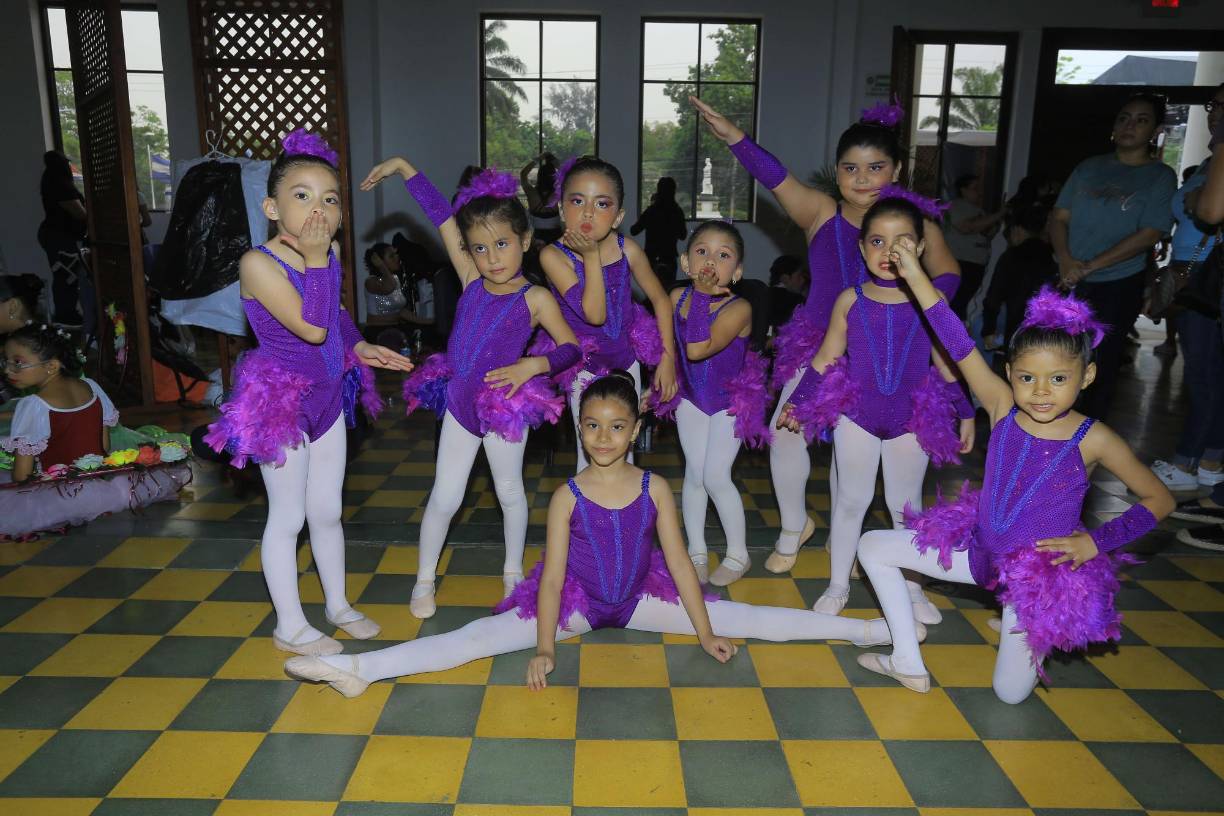 Con sus hermosos tutús morados, estas chiquitinas causaron ternura y mucha admiración. 