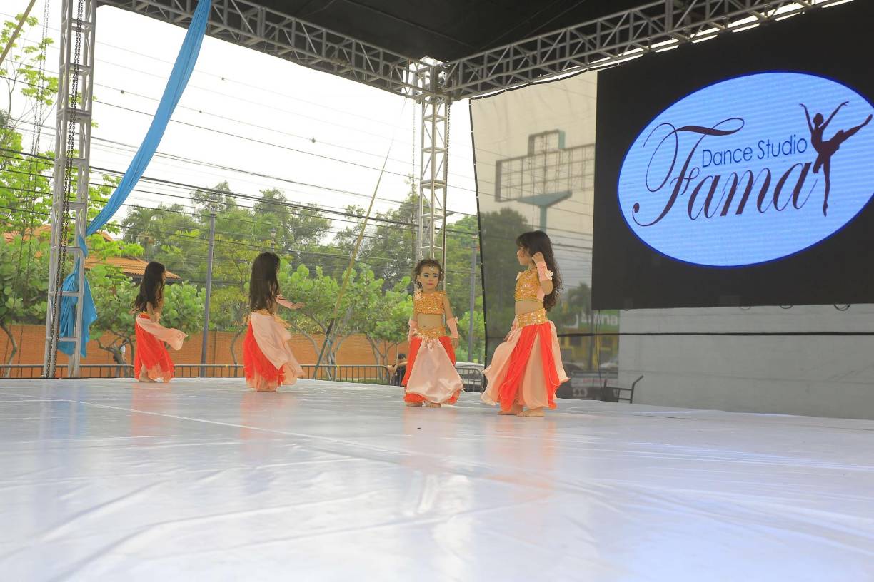 Las más pequeñitas también presentaron varias danzas árabes. 