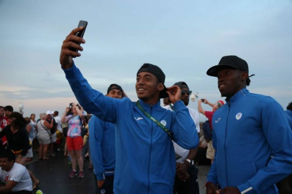 Pero haciendo algunos trámites, la parte administrativa de la delegación catracha hizo hasta lo imposible para conseguir que el equipo hondureño llegara al Cristo. Antes los futbolistas aprovecharon para comprar algunos suvenires alusivos al Cristo y llevar a Honduras sus recuerditos.<br/>