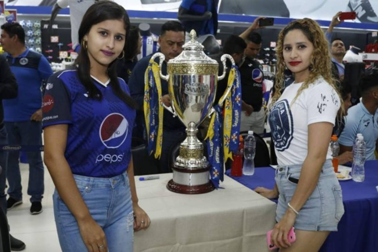 Estas dos chicas también robaron suspiros entre los seguidores del Motagua.