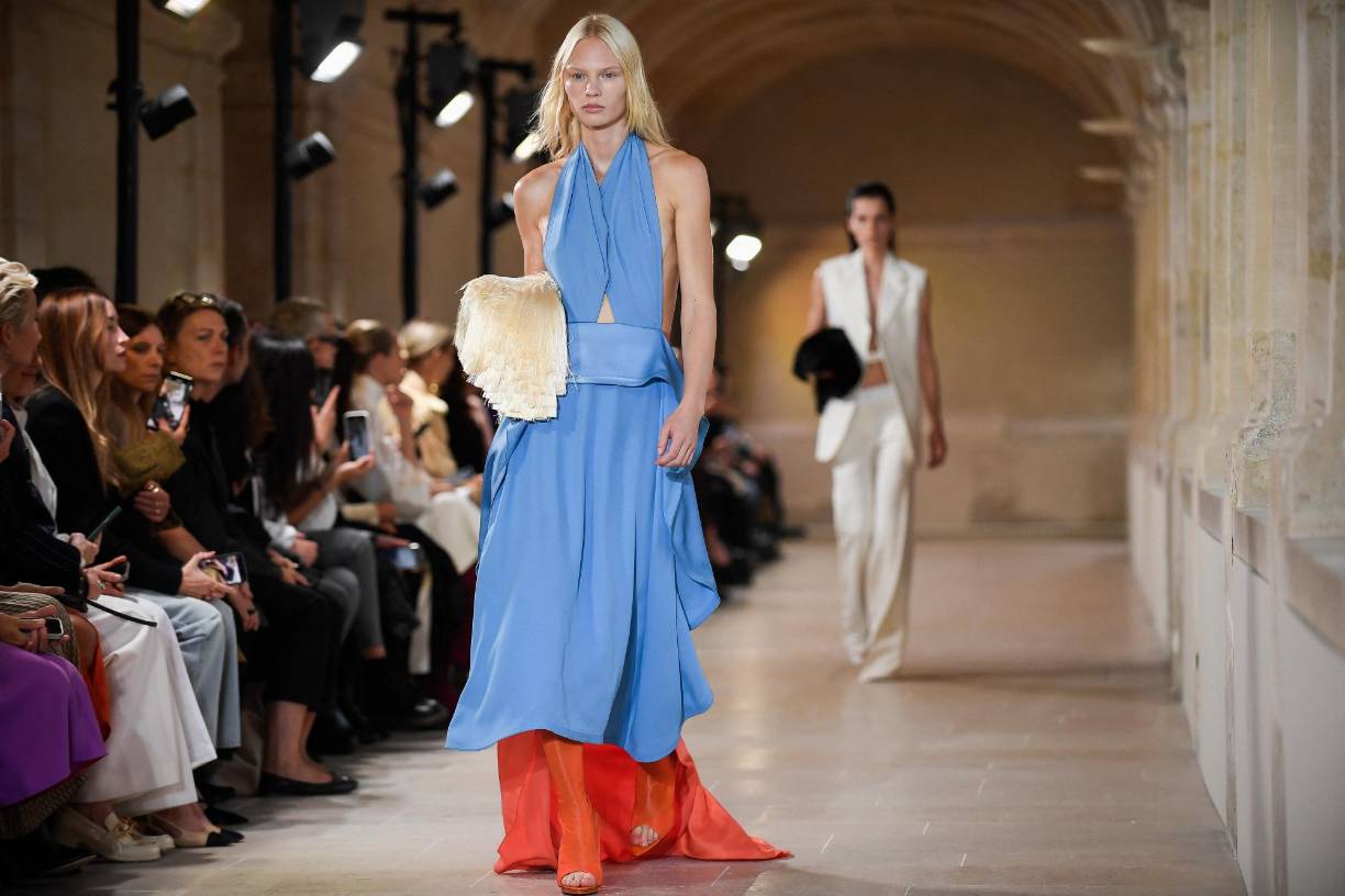 El azul figura entre los colores vivos de la colección.