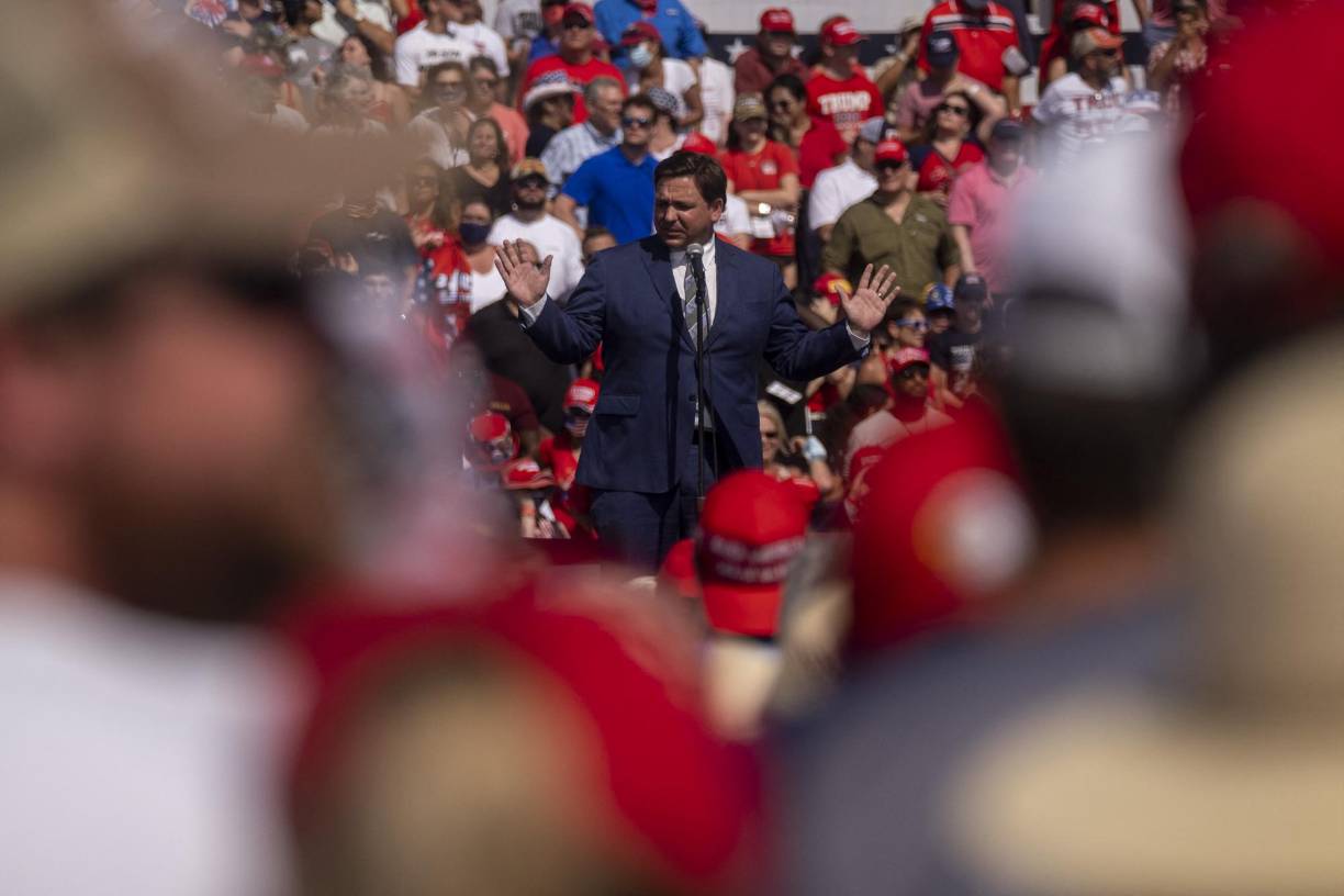 Nacido en el seno de una familia de clase media de origen italiano, <b>DeSantis</b> se licenció en la prestigiosa Universidad de Yale -donde también destacó en el equipo de béisbol- y en la exigente facultad de Derecho de Harvard. 