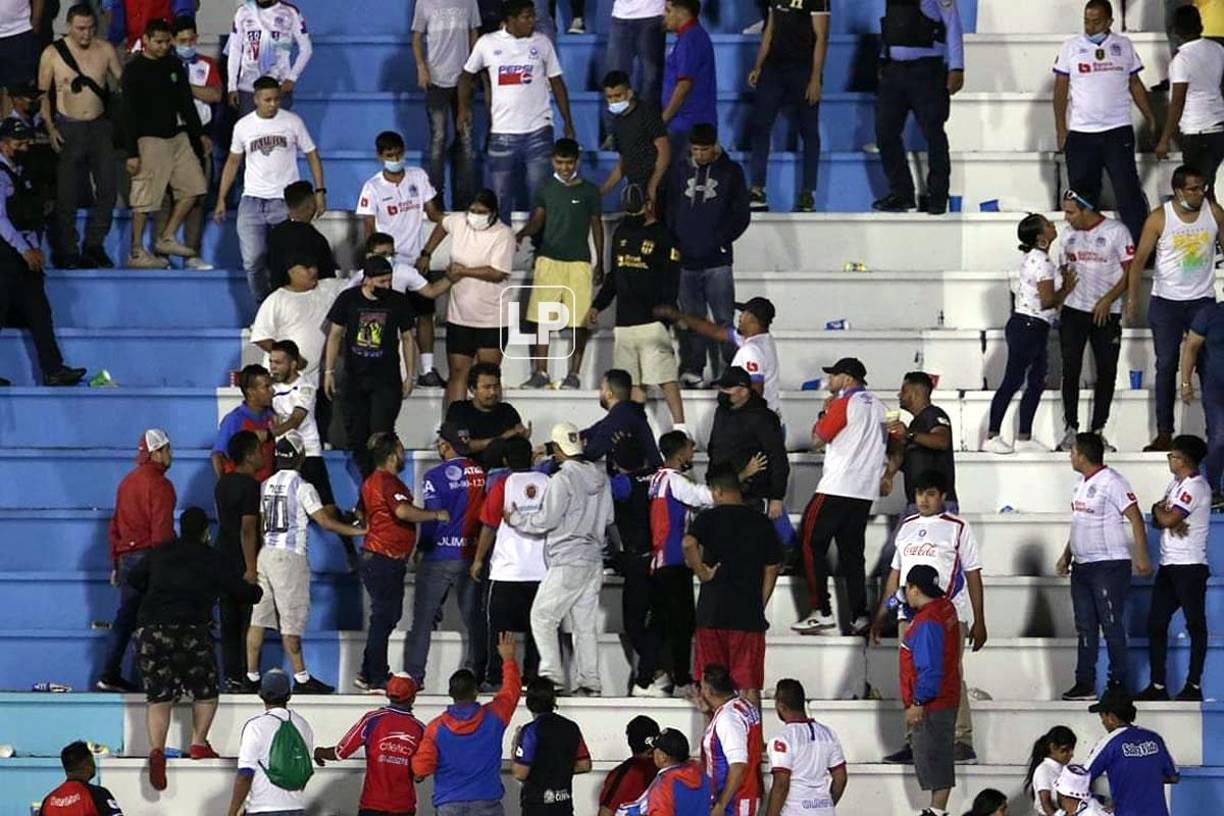 Los aficionados del Olimpia se pelearon entre ellos mismos en las gradas del estadio capitalino.