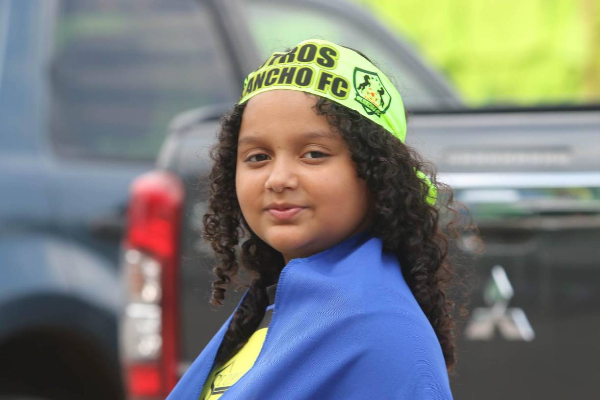 ¡Qué ternura! Esta pequeña aficionada derrochó dulzura en las afueras del recinto.