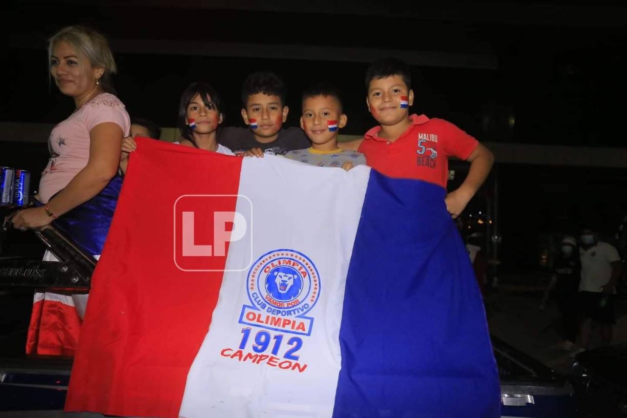La afición del Olimpia celebró hasta la madrugada de 24 de diciembre en San Pedro Sula el tetracampeonato logrado por el equipo de Pedro Troglio tras ganar la Gran Final del Torneo Apertura 2021 al Real España.