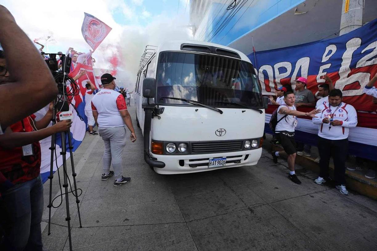 Un agran recibimiento vivió el Olimpia por parte de su afición a la llegada al estadio Nacional Chelato Uclés.