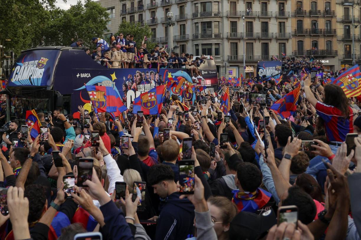 El segundo giro del autocar se dio hacia la calle Berlín/París, y con mucha presencia de gente joven, que después de cuatro años celebraba el título con muchas ganas, algunos por primera vez.