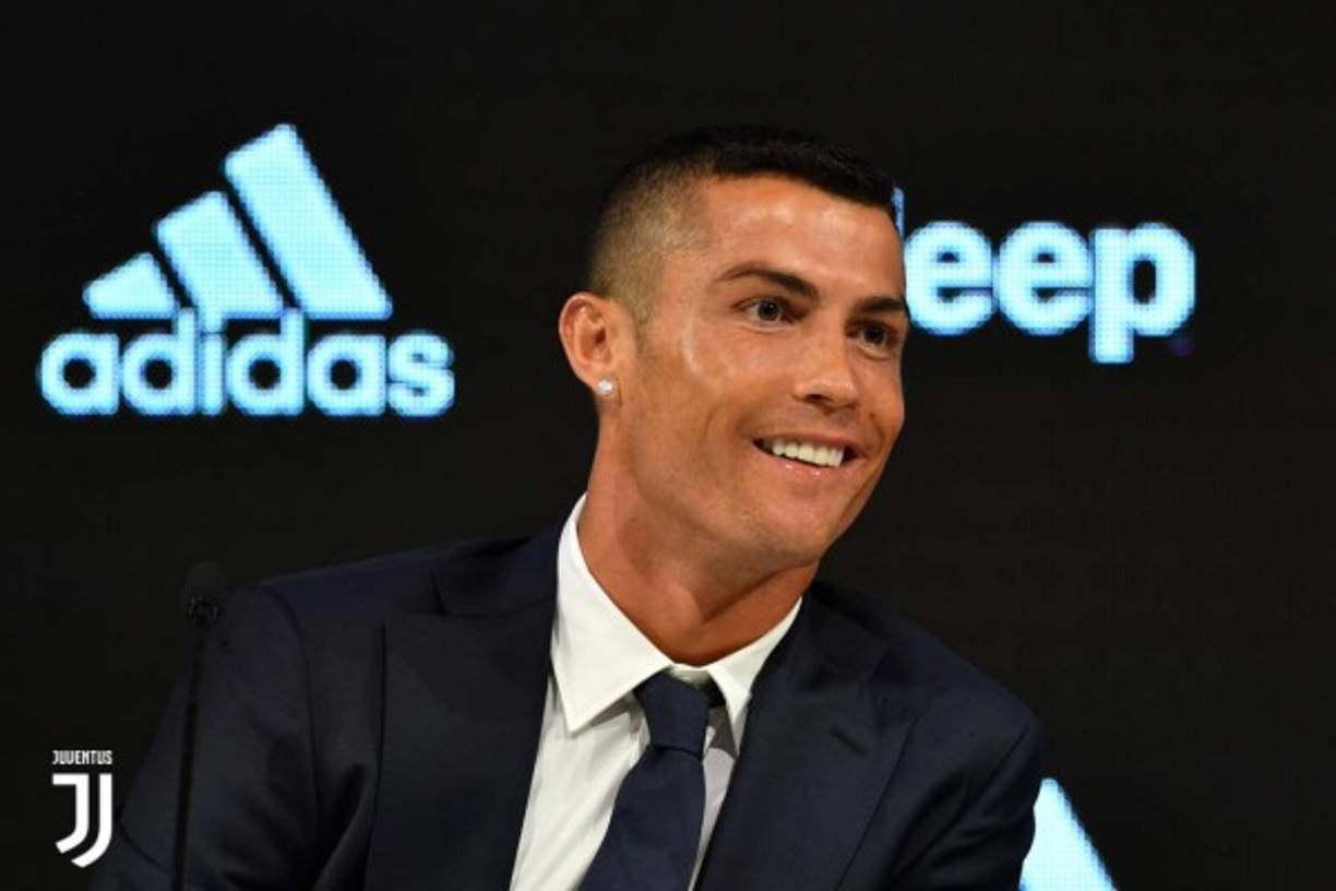 Cristiano Ronaldo estuvo bien acompañado. Sus inseparable 'Ricky' Regufe, Onofre Costa, Georgina Rodríguez, Jorge Mendes, la pareja de éste, su madre, su hijo, su padrastro y hasta el jugador luso Bruno Álves (reciente fichaje del Parma), que se encontraba de vacaciones en Cerdeña junto a Mendes, no quisieron perderse tan importante cita de su amigo.