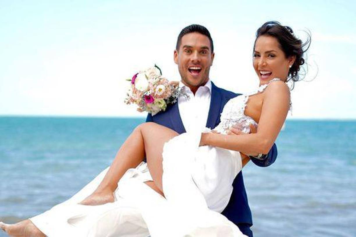 Una de sus bodas más celebradas fue la realizada en Colombia, donde Villalobos lució un majestuoso vestido confeccionado por el diseñador Jorge Duque. Según información de Canal 1 la expareja, en los gastos de las cuatro bodas, incluyendo eventos, alquiler del lugar y la luna de miel, habrían gastado unos 485 millones de pesos.