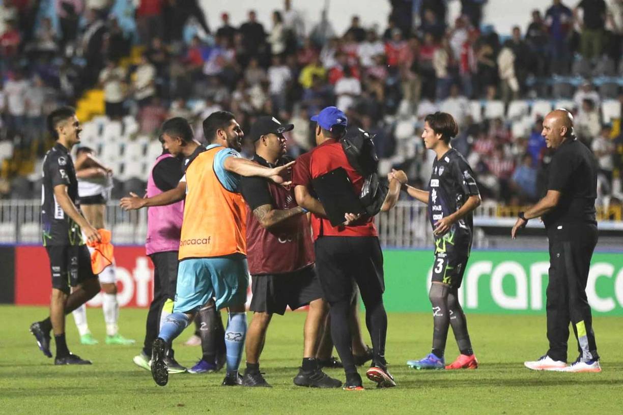 Los jugadores del Antigua intentaron controlar a Diego López, preparador de porteros del Olimpia.