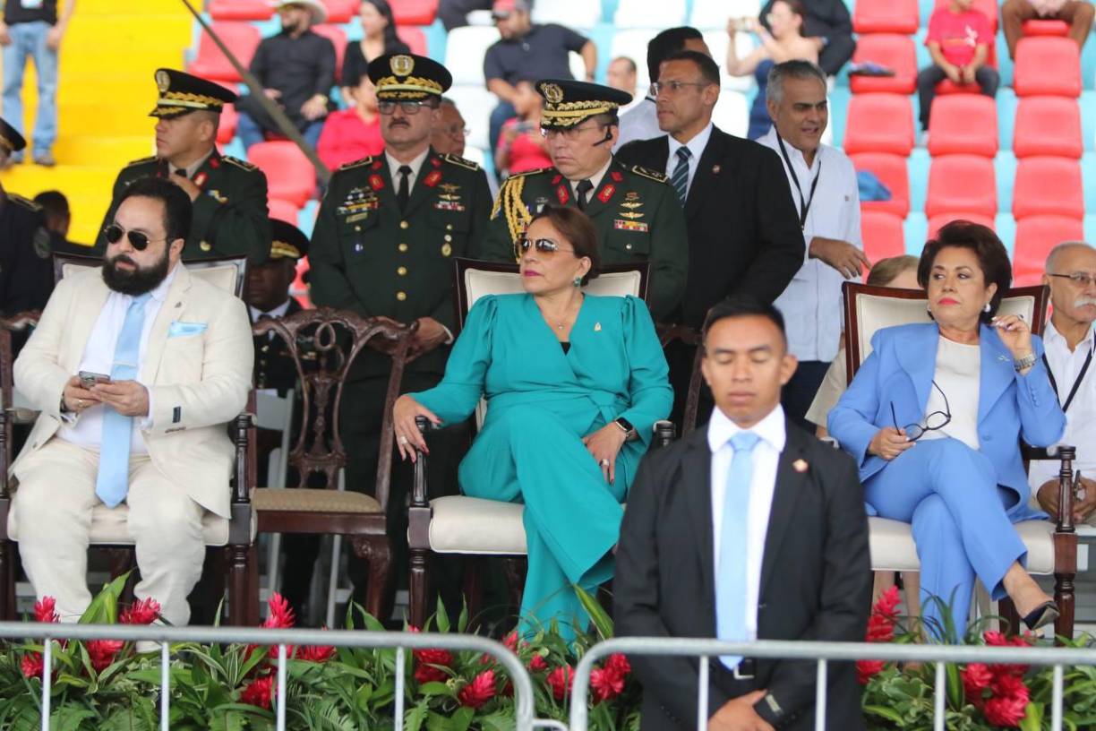 Los presidentes de los tres poderes del Estado (Ejecutivo, Legislativo y Judicial) son los máximos representantes del país en el Estadio Nacional. 