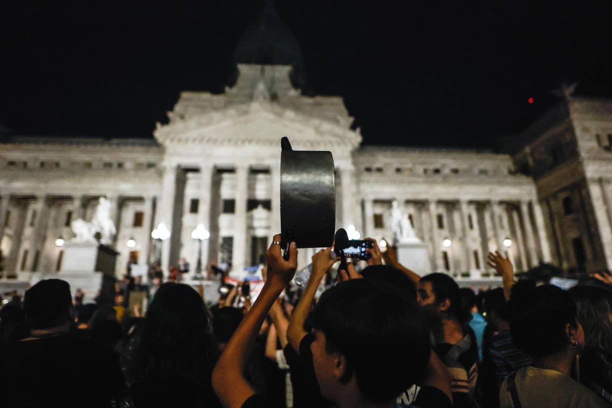“Cuando la democracia (en Argentina) está cumpliendo cuarenta años de continuidad, nuestro país asiste a un hecho de extrema gravedad institucional jamás visto. El Poder Ejecutivo, en un acto de claro abuso de poder, ha avanzado sobre las atribuciones exclusivas del Poder Legislativo”, tuiteó por su parte el también expresidente Alberto Fernández (2019-2023). 