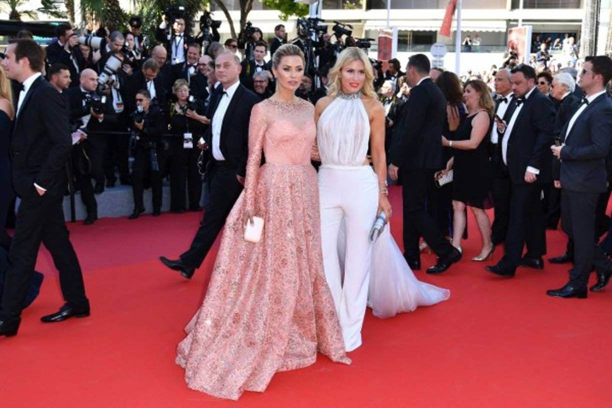 La presentadora israelí Hofit Golan (der.) posa junto a la modelo rusa Victoria Bonya.