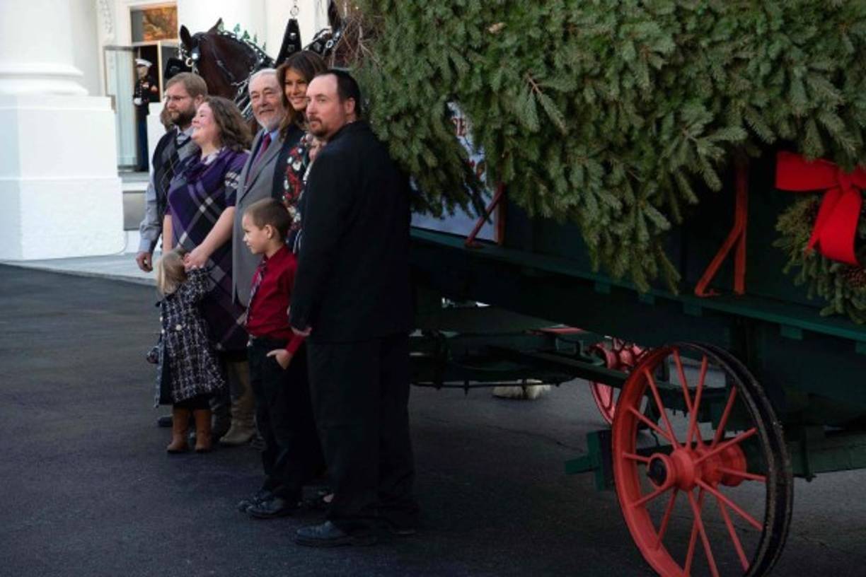 Snyders y su familia entregaron personalmente el árbol a la primera dama estadounidense.