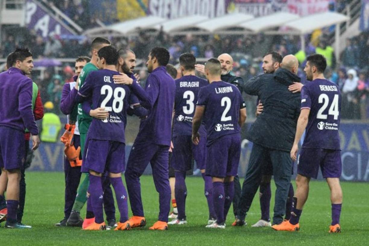 Vitor Hugo, abrazado por todos sus compañeros, incluido el arquero, sacó una camiseta con la imagen de Astori ante la que realizó el saludo marcial.