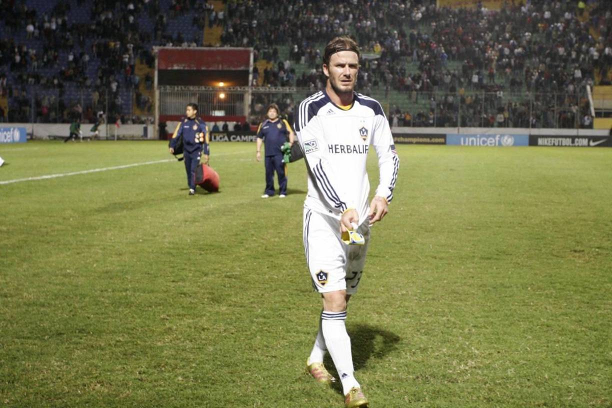 El capitán del LA Galaxy, que a sus 36 años de edad, se quitaba la camisa y eligió una chica entre el público para regalarle la playera.
