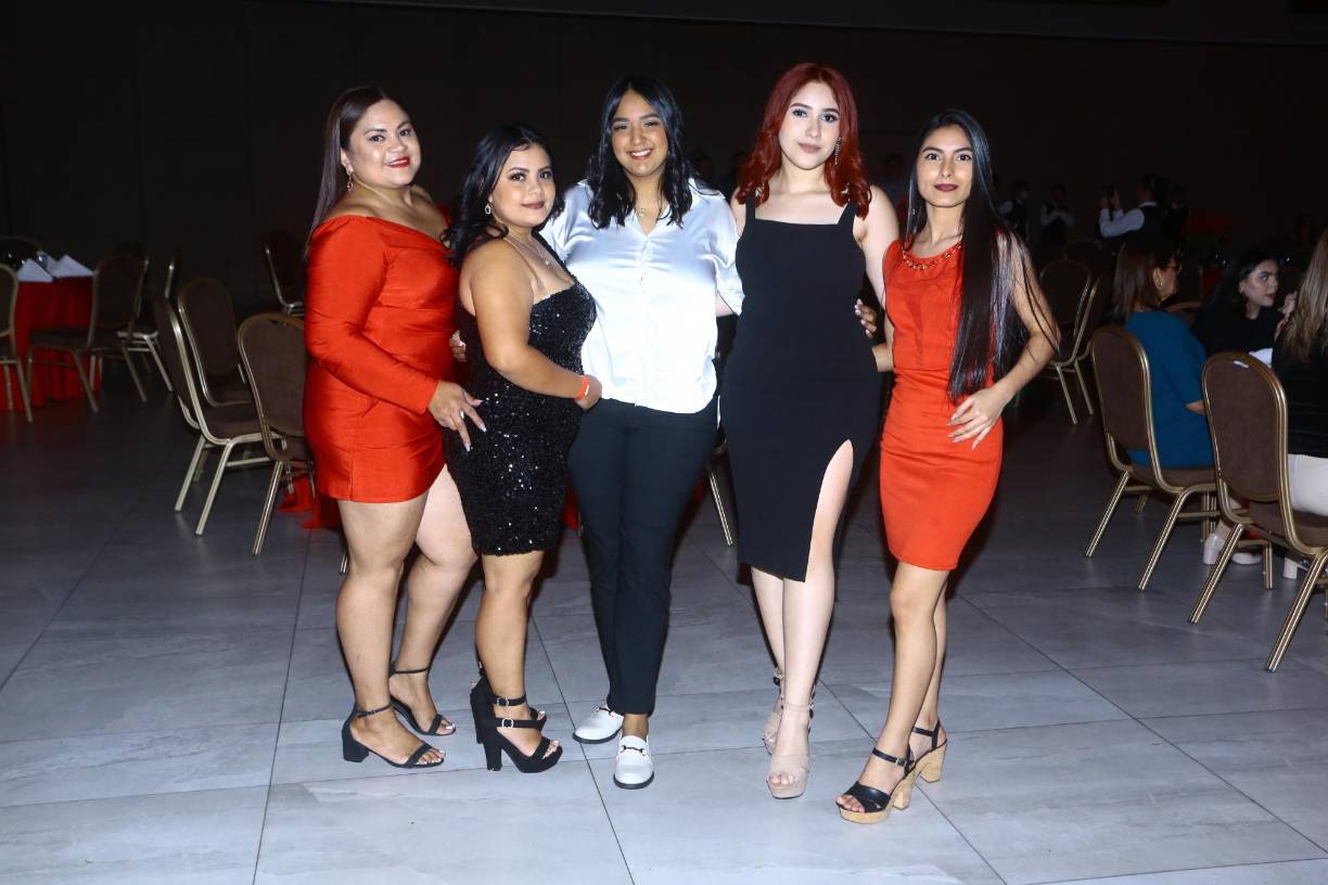 Lesly Espinoza, Kathia López, Katherine Roque, Andrea García y Gimena Mendoza