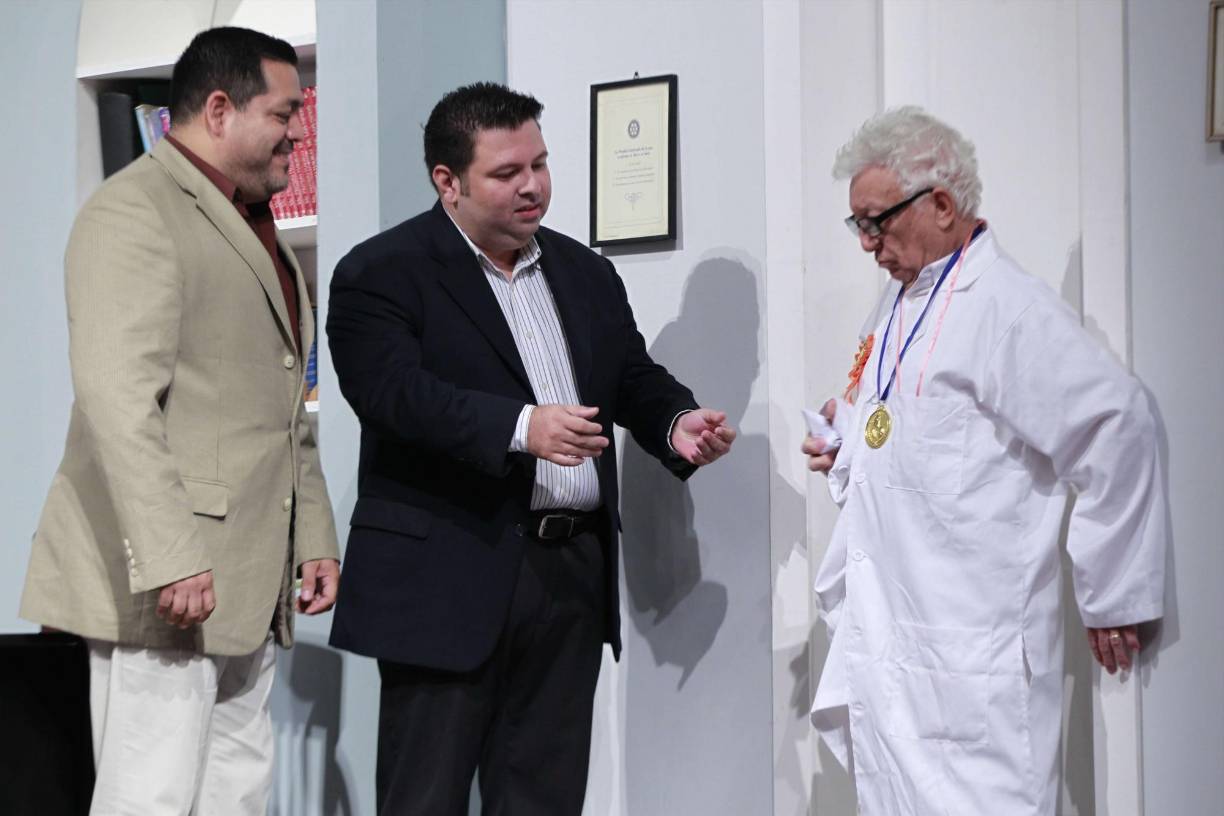 Su director asegura utilizar un método innovador de excelentes resultados entre los internos, pero algo extraño impregna todo lo que allí sucede. 