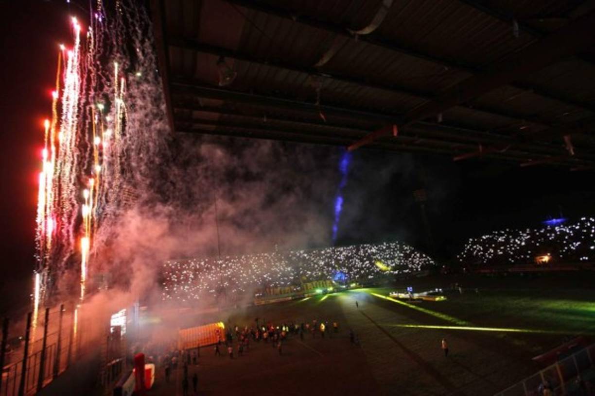 Momento en que los juegos pirotécnicos eran parte del show de la despedida de Pavón.