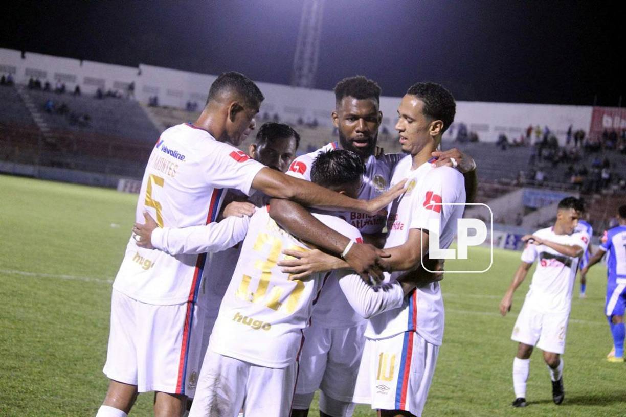 Jugadores del Olimpia celebrando con la figura del partido, Michaell Chirinos.