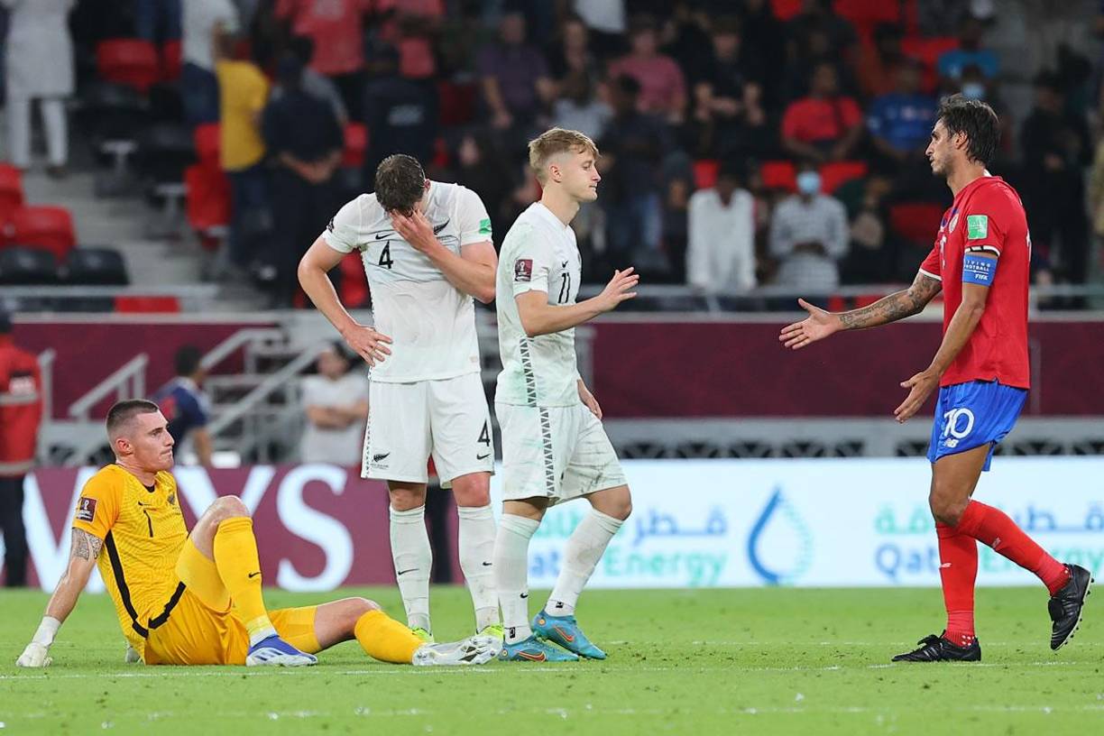 Bryan Ruiz, capitán de Costa Rica, tuvo un gesto de caballero al acercarse a los jugadores de Nueva Zelanda para consolarlos.