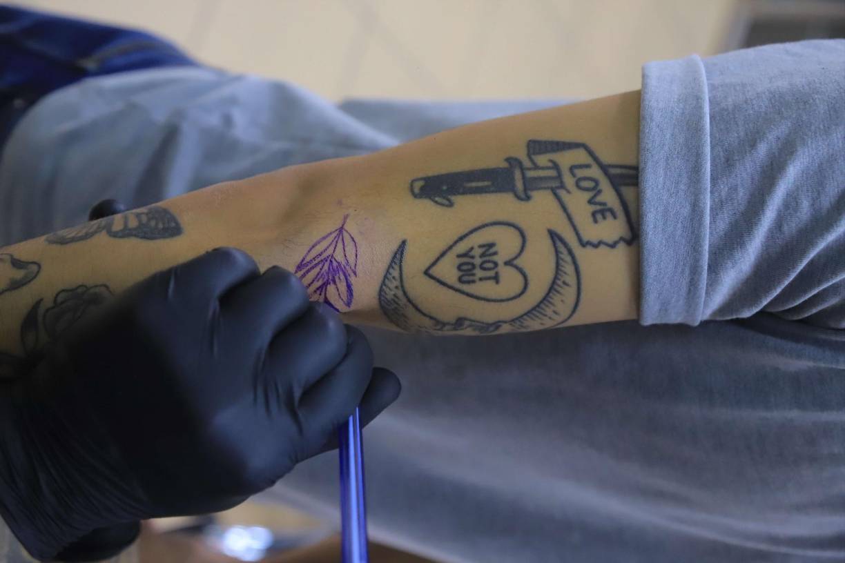 En el mundo de los tatuajes hay muchos estilos populares como el tradicional, neo tradicional, black and grey, acuarela y realista, pero cada tatuador le da su estilo personal a cada creación.