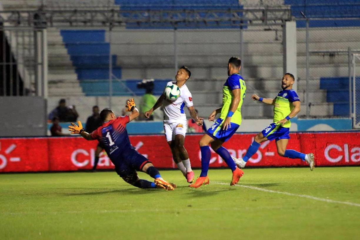 Así definió con el pechito Brayan Moya para su golazo de crack y darle el noveno triunfo del campeonato al Olimpia.