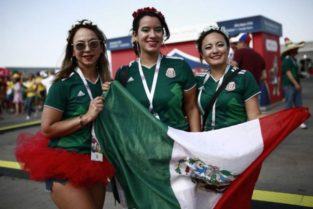 Aficionadas mexicanas apoyando a su selección en el Samara Stadium. Foto AFP