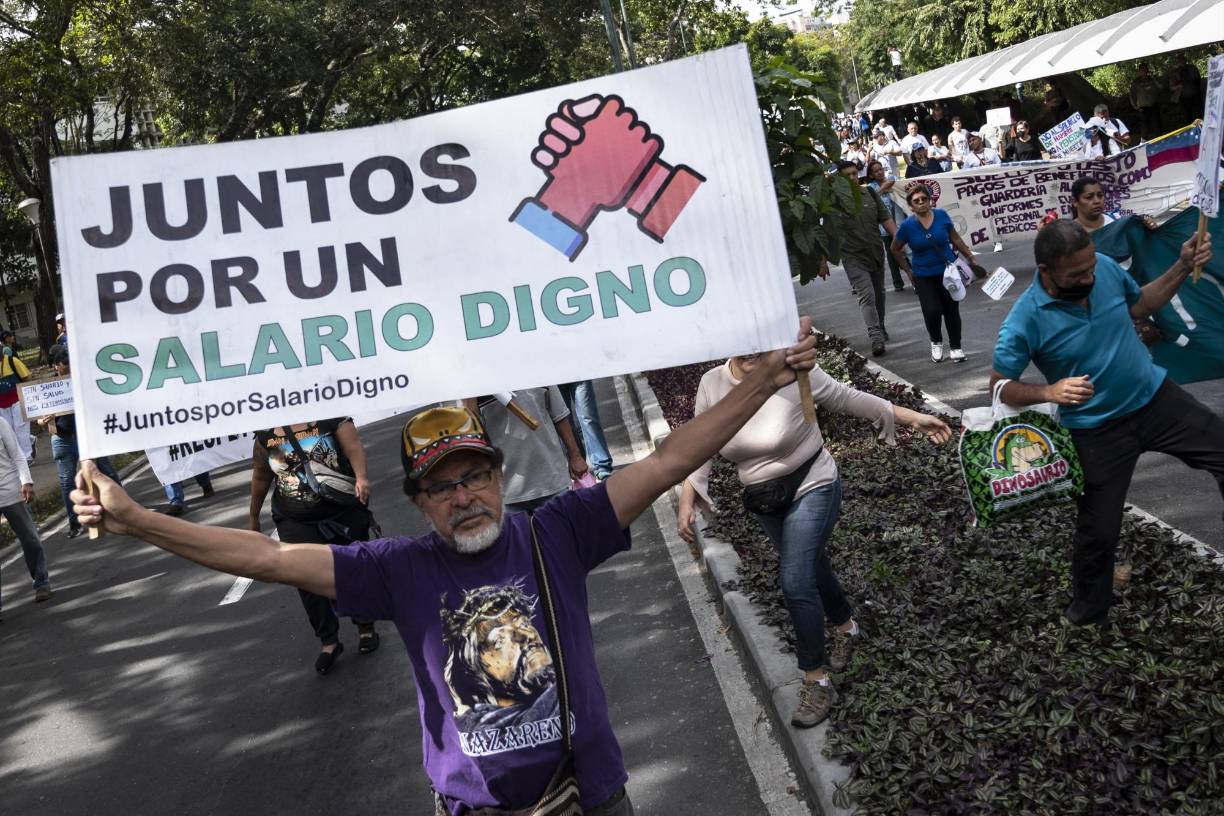 “Somos docentes no somos delincuentes”, “No al salario de hambre ni a pensiones de muerte”, fueron algunas de las consignas que marcaron la protesta protagonizada por unos 2.000 asistentes.