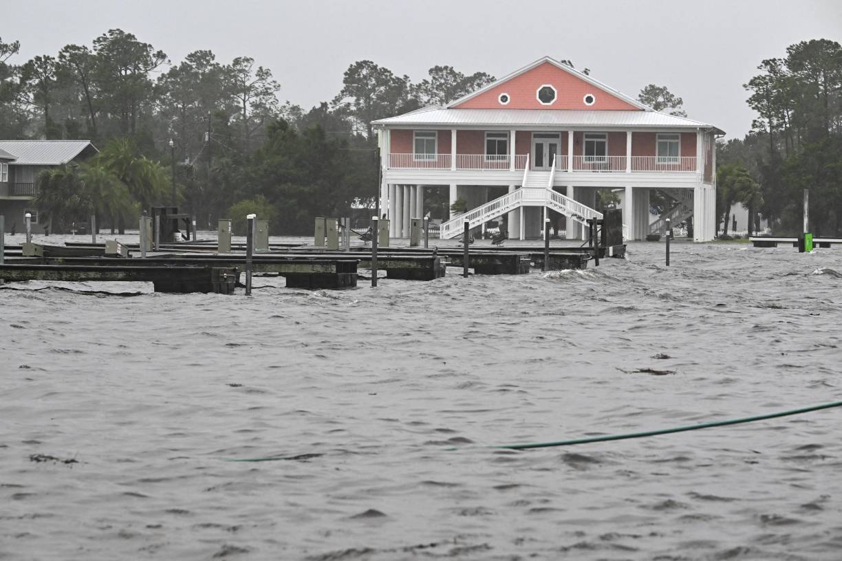 En Steinhatchee, una pequeña ciudad de unos mil habitantes situada en la costa a 30 km al sur de Keaton Beach, la calle principal, casi desierta, quedó completamente inundada y parecía una prolongación del río cercano. 