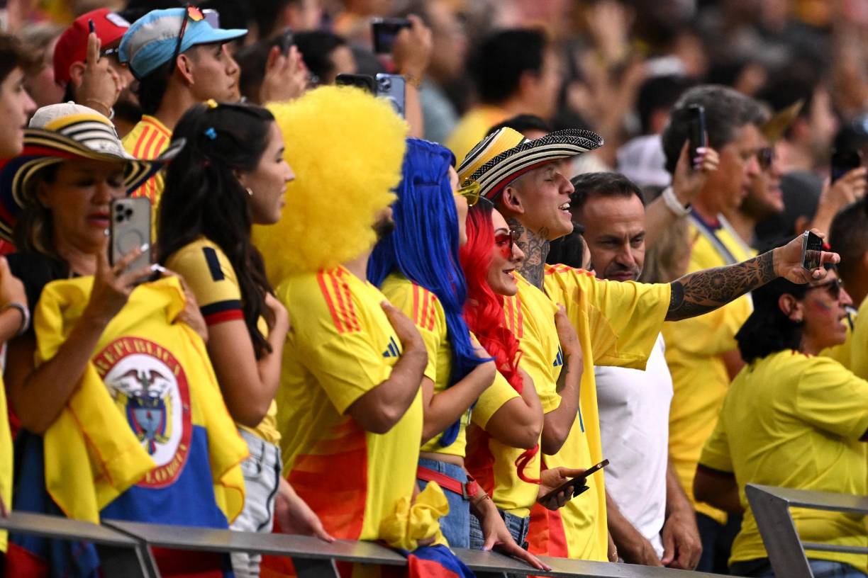 Los aficionados tricolor fueron inmensa mayoría en el recinto, con cubierta y sistema de climatización para espantar las temperaturas superiores a los 40 grados, aunque estuvieron lejos (39.740) de ocupar los 63.400 asientos.