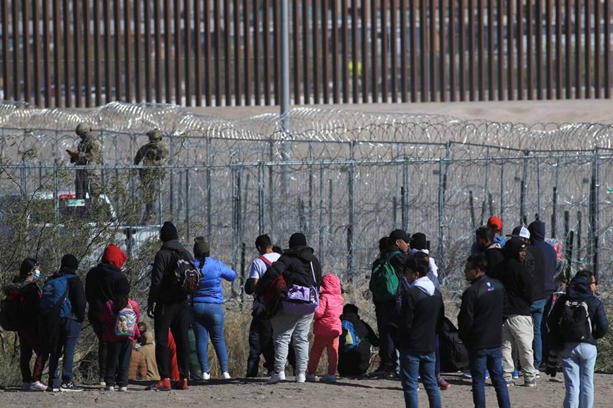 “Nos empezaron a disparar perdigones. A una niña le pegaron en la cara y a un señor le pegaron en el pecho, lo tuvimos que sacar corriendo, desmayado porque no respondió y se lo tuvo que llevar la ambulancia” relató Wuiliany Gutiérrez, una migrante venezolana afectada por los disparos.