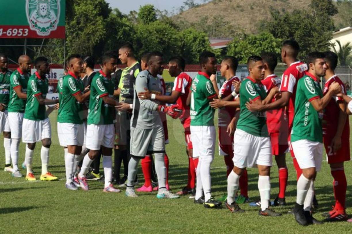 Los jugadores de Marathón y Estrella Roja se saludan antes del partido en el estadio Yankel Rosenthal.