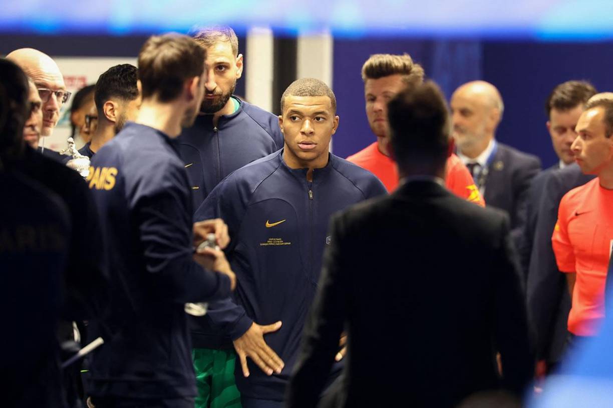 “Esto parece una nueva marginación, ciertamente gradual, pero marginal al fin y al cabo. Sobre todo, el club capitalino “se olvidó” de pagarle al jugador el salario de abril, además de una bonificación prevista para febrero, que corresponde, según una fuente cercana al PSG, a un ahorro de 80 millones de euros”, informa el citado medio.