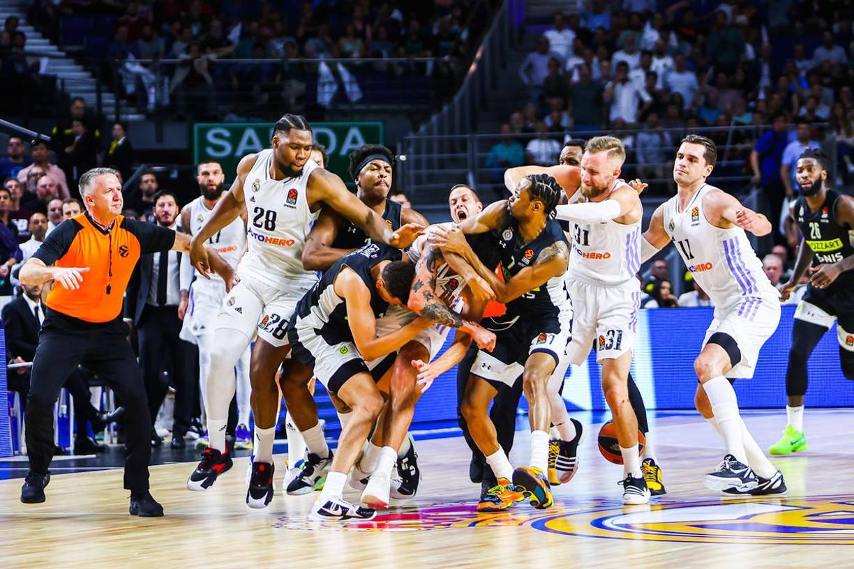 A falta de 1.40 para el final (80-95) hubo una trifulca, por llamarlo de algún modo, en el que se vieron involucrados los dos banquillos y que se saldó, después de varios combates de artes marciales por parejas y grupos, y después de más de diez minutos de deliberación arbitral, con un cónclave entre árbitros y entrenadores que decidió el árbitro principal Radovic dando por finalizado el partido.