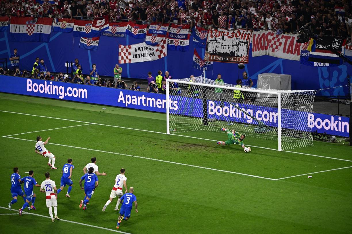 Pero lo impensable pasó y Luka Modric erró ante Gianluigi Donnarumma y perdía la chance de ponerse en ventaja ante los italianos.