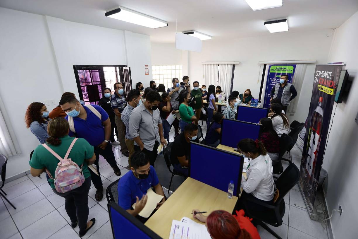 Las plazas que requieren las empresas son: Operador de montacargas Motorista Servicio al cliente Ejecutivo de ventas Auxiliar de distribución Electricista Jefe de tienda Guardia de seguridad Supervisores Auditor de calidad Mantenimiento Producción Auxiliar de almacén Call center en español.