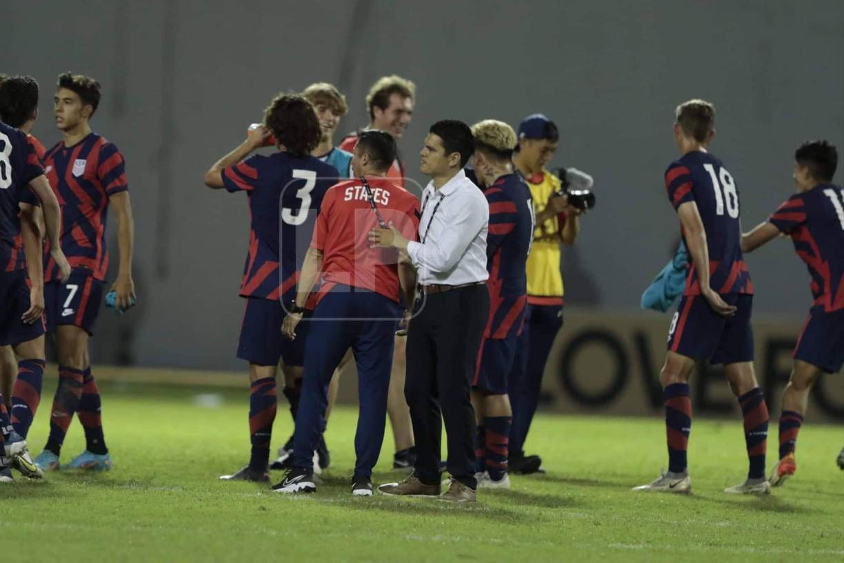 El profesor Luis Alvarado demostró ser un caballero ya que se fue a felicitar a los jugadores de Estados Unidos que estaban festejando la clasificación a los Juegos Olímpicos.