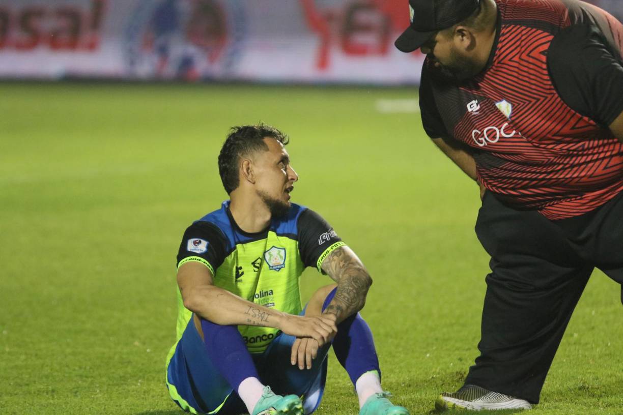 Erick Andino conversando con un miembro del staff de los Potros del Olancho.