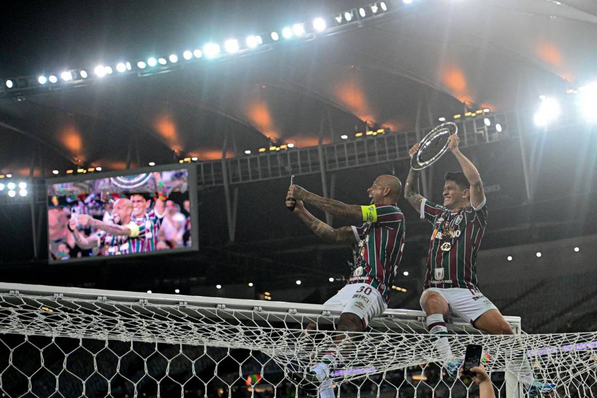 Felipe Melo y Germán Cano se toman una selfie subidos en una portería del estadio Maracaná.