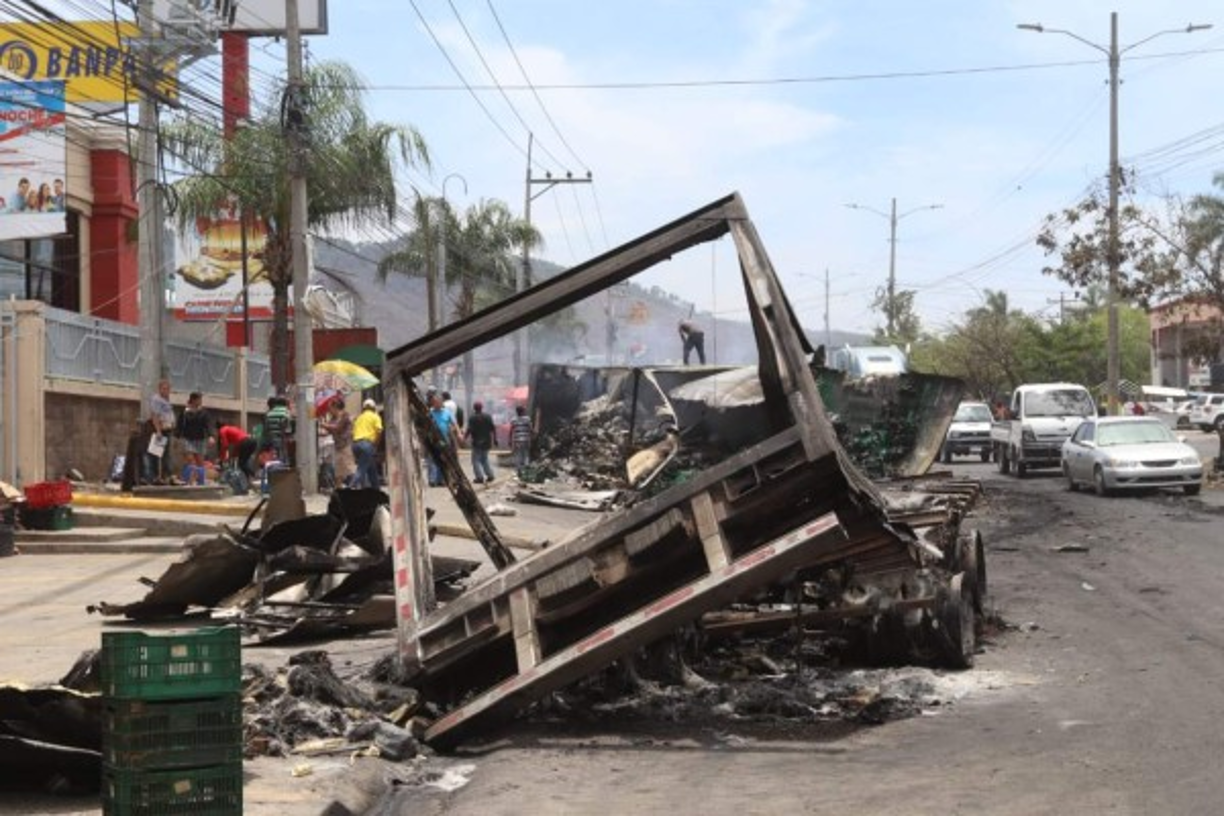 Así quedó una de las rastras consumida por las llamas en Villanueva.